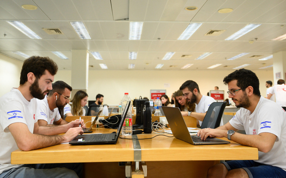 Students who volunteer at HUJI (Times of Israel)